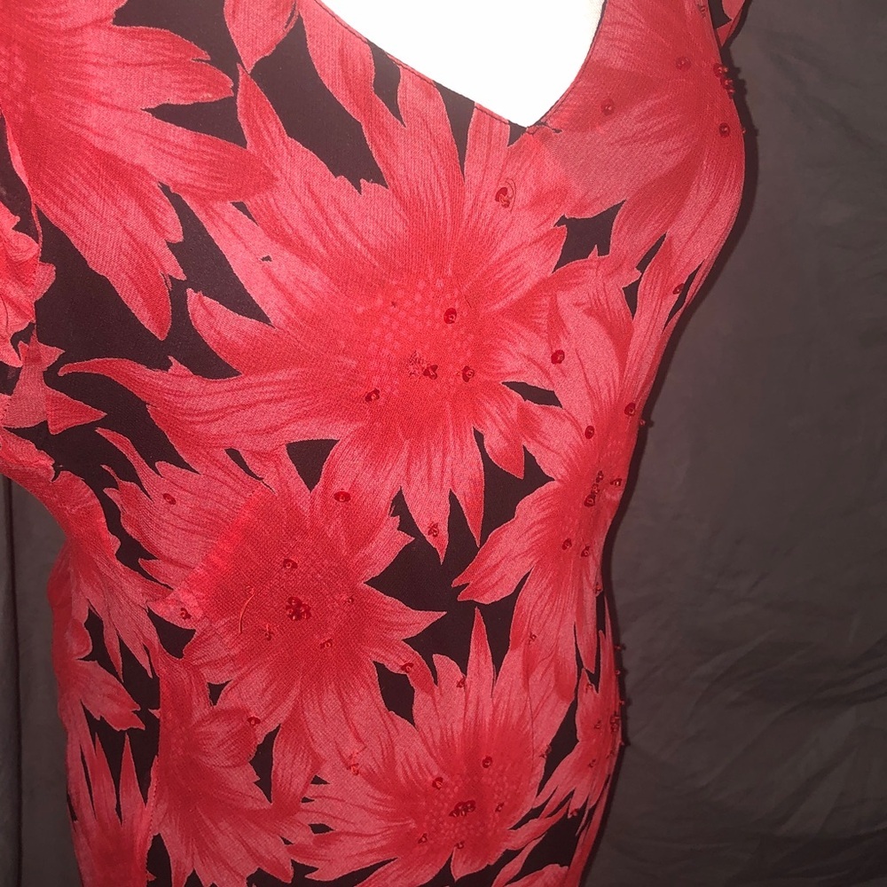 Chic Floral Maxi Dress in Red and Black - Picture 5 of 11